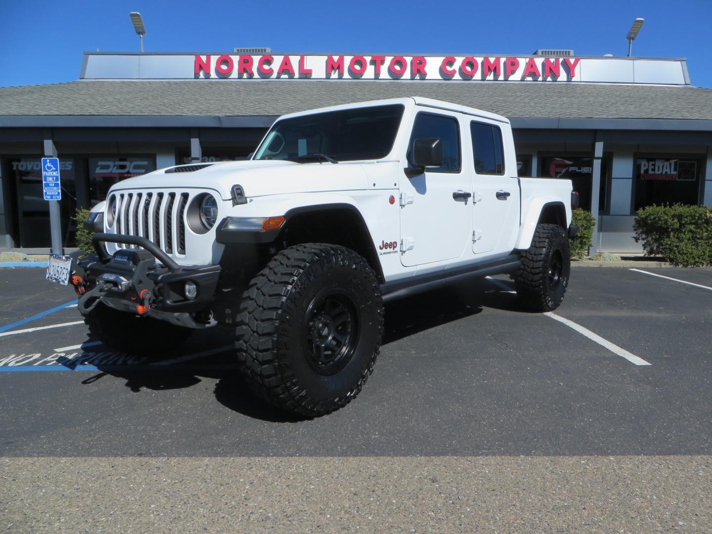 2021 White /Black Jeep Gladiator Mojave (1C6JJTEG5ML) with an 3.6L V6 DOHC 24V engine, automatic transmission, located at 2630 Grass Valley Highway, Auburn, CA, 95603, (530) 508-5100, 38.937893, -121.095482 - Mojave Edition Gladiator with 17" KMC wheels, 37" Cooper STT Pro tires, front bumper, Badlands winch, removable front license plate, and rock sliders. - Photo#0